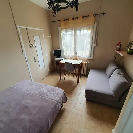 Et Sdb En Maison Individuelle, Entree Et Cour Privative Проживание в семье *